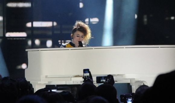 Kiesza starts off her performance on the grand piano. (Photo via much.ca)