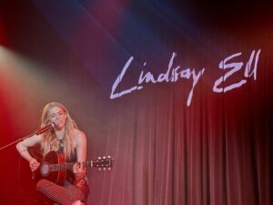 Lindsay Ell sprinkles “magic” on fans at Toronto acoustic performance